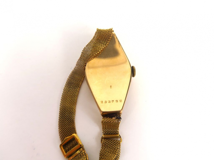 VACHERON CONSTANTIN.  Montre de dame, boitier de forme asymétrique et 