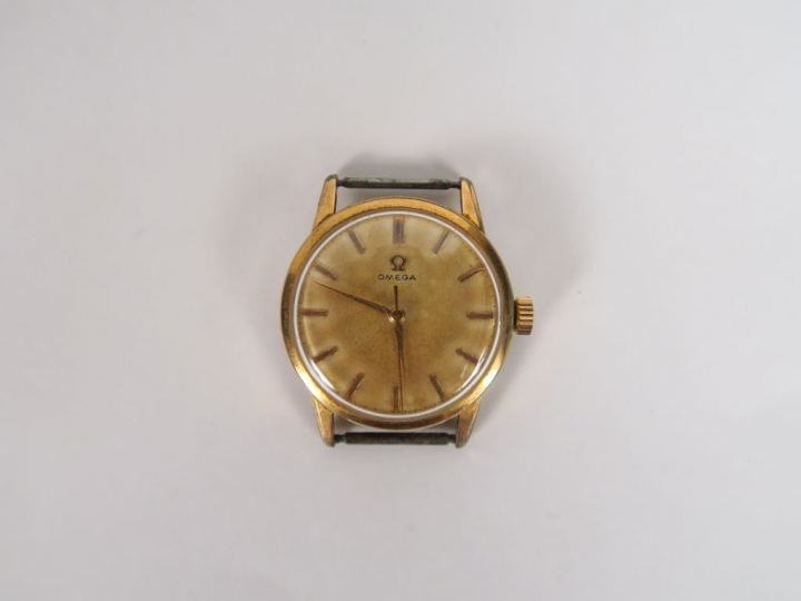 OMEGA.  Cadran de montre en plaqué or.