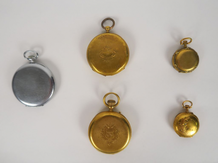Deux montres de gousset en or et deux montres de col en or. Poids tel.