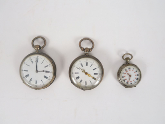 Vente aux enchères Deux montres de gousset et une montre de col en argent. Poids tel. 149