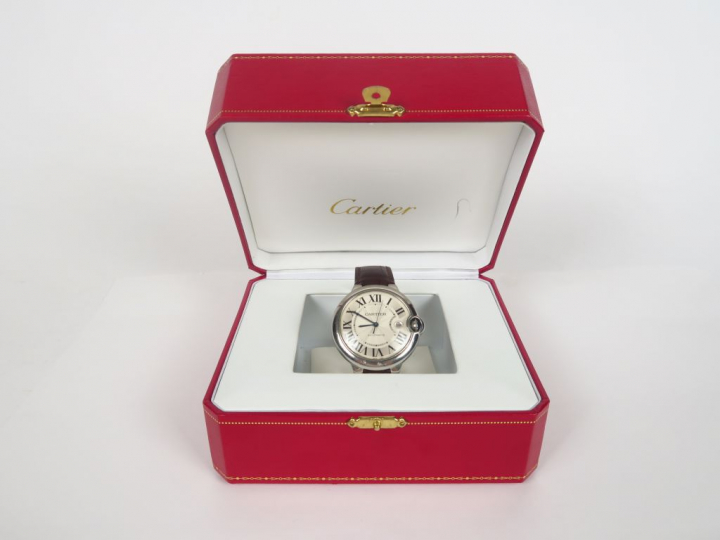 CARTIER.  Montre d'homme, modèle Ballon bleu, bracelet en cuir.