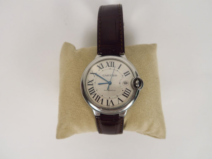 CARTIER.  Montre d'homme, modèle Ballon bleu, bracelet en cuir.