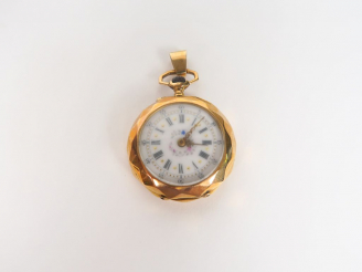 Vente aux enchères Montre de col en or jaune, lunette à motif géométrique, cadran émaillé