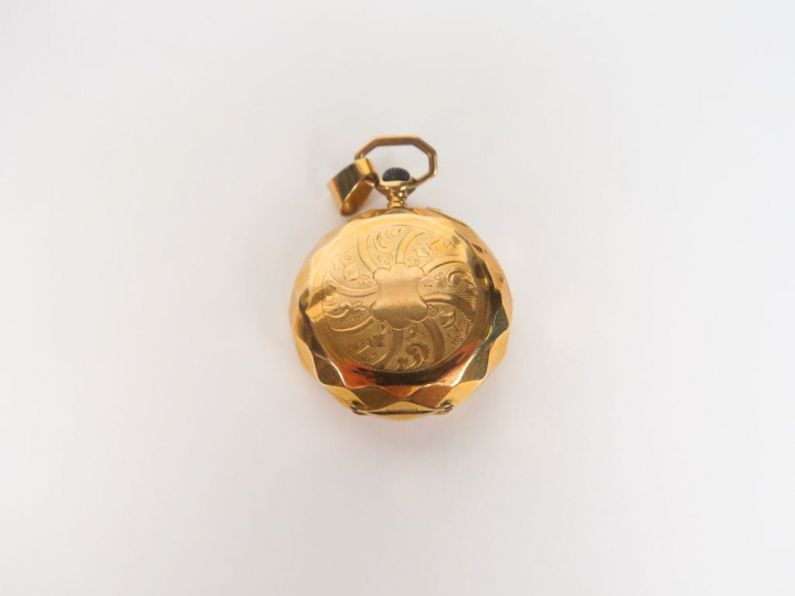 Montre de col en or jaune, lunette à motif géométrique, cadran émaillé