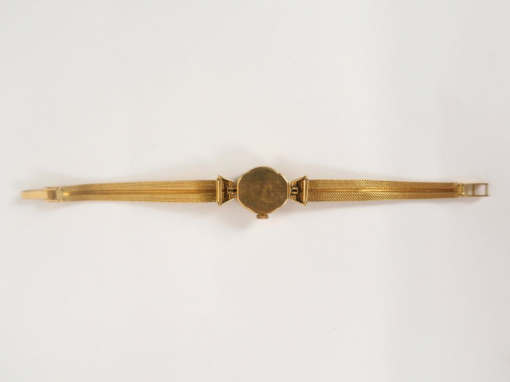 Montre de dame 1940, boitier et bracelet or, rehaussée de deux lignes 