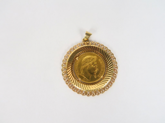 Vente aux enchères Pendentif en or orné d'une pièce de 20 Francs 1869. Poids. 12,41 gr