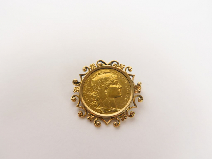 Broche en or jaune, ornée d'une pièce de 20 Francs or, 1901. Poids. 9,
