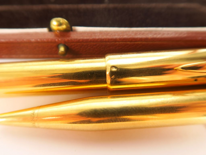 Stylo bille et stylo plume en or. Poids tel. 55 gr