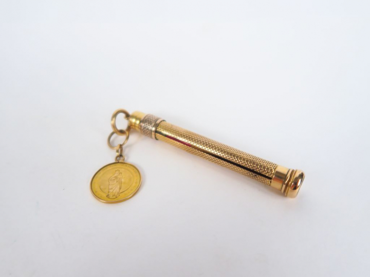 Un porte mines et une médaille en or. Poids. 14 gr