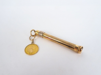 Vente aux enchères Un porte mines et une médaille en or. Poids. 14 gr