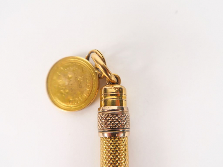 Un porte mines et une médaille en or. Poids. 14 gr