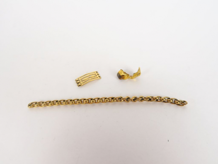 Eléments de bracelet, de fermoir et de dent en or. Poids. 6 gr