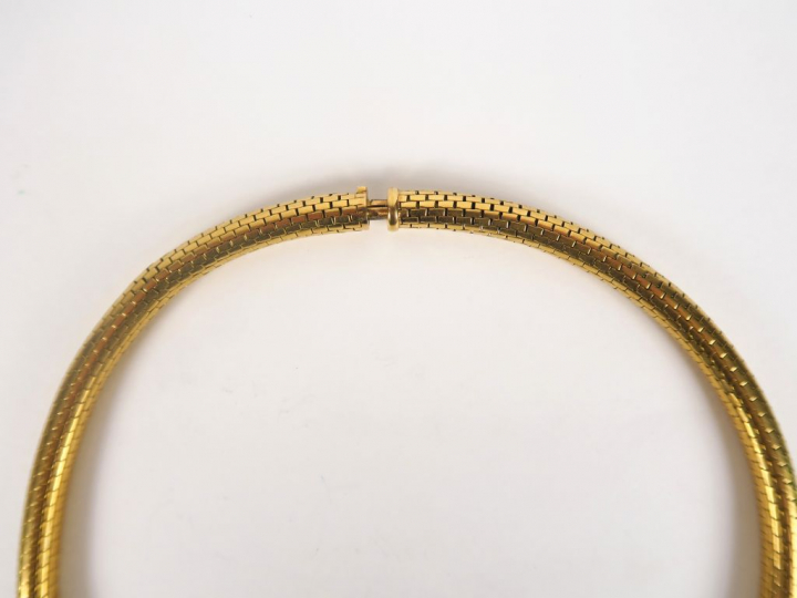 Sautoir souple en or, maille ajourée de motifs rectangulaires. Poids. 