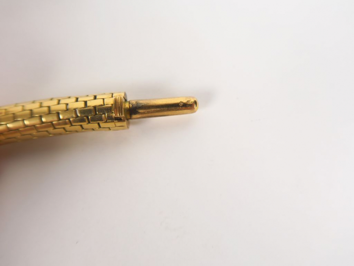 Sautoir souple en or, maille ajourée de motifs rectangulaires. Poids. 