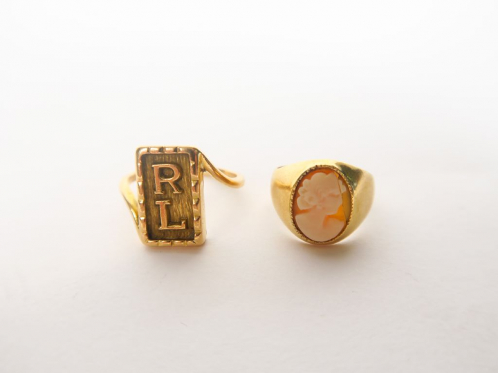 Bague en or avec initiales. On y joint une bague camée (accidentée).  