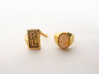 Vente aux enchères Bague en or avec initiales. On y joint une bague camée (accidentée).  