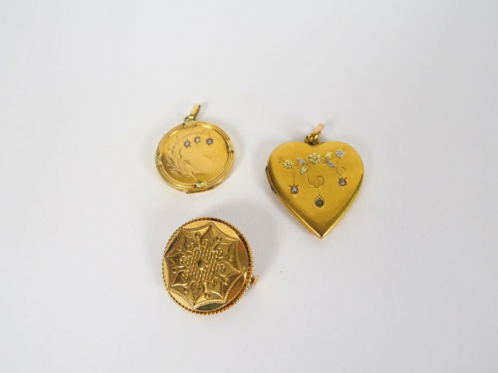Trois pendentifs : deux porte-photos dont un en forme de cœur, et une 