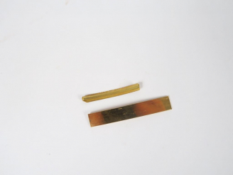 Vente aux enchères Deux morceaux d'or . Poids. 9, 5 gr