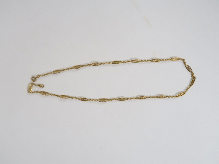 Chaine en or, filigranée.  Poids. 7 gr