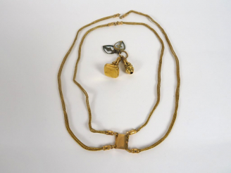 Vente aux enchères Collier en or double rangs, maille tressée. On y joint deux pendentifs