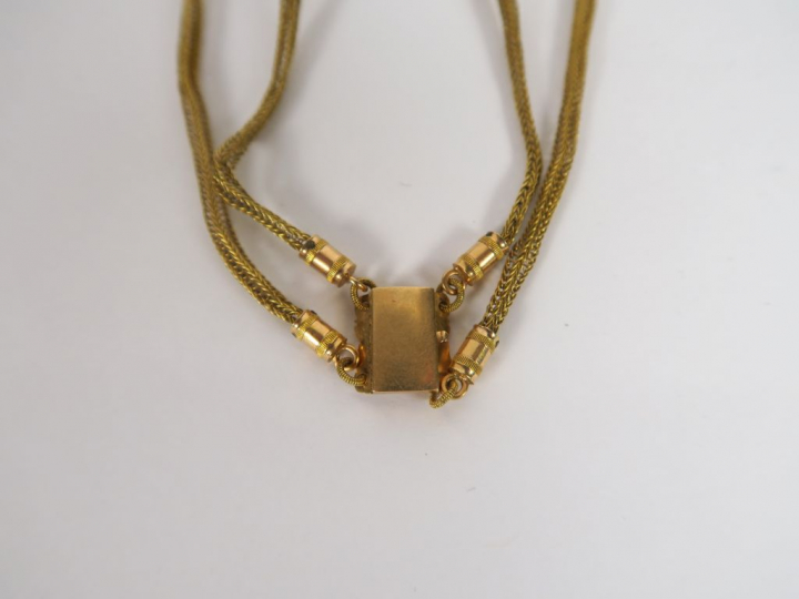 Collier en or double rangs, maille tressée. On y joint deux pendentifs