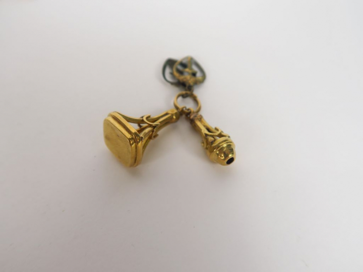 Collier en or double rangs, maille tressée. On y joint deux pendentifs