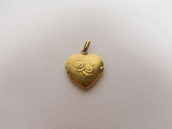 Pendentif or en forme de cœur. Poids. 3,8 gr