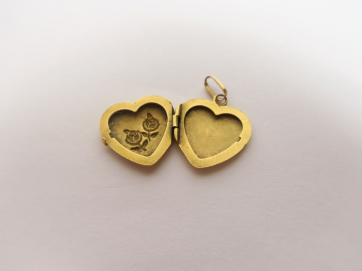 Pendentif or en forme de cœur. Poids. 3,8 gr