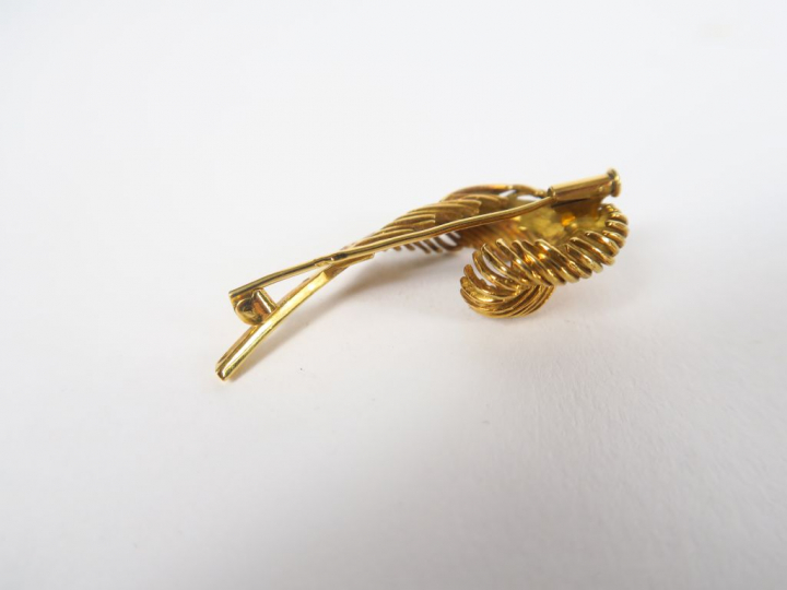 Broche en or en forme de plume.  Poids. 9,6 gr