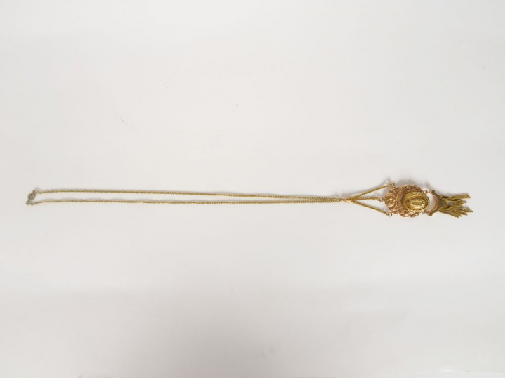 Chaine or et pendentif porte photo Napoléon III en or et verre. Poids 