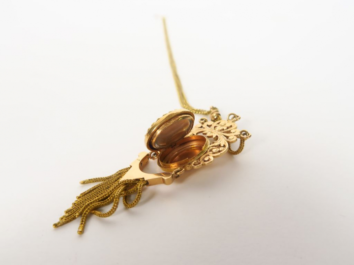 Chaine or et pendentif porte photo Napoléon III en or et verre. Poids 