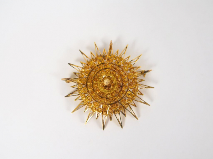 Belle broche en or en forme de soleil .  Poids. 20,8 gr