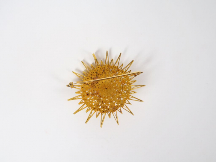 Belle broche en or en forme de soleil .  Poids. 20,8 gr