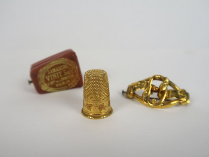 Dé en or et broche en or.  Poids. 9 gr