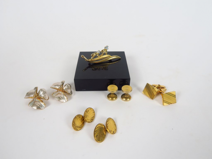 Lot comprenant trois paires de boutons de manchettes (une accidentée),