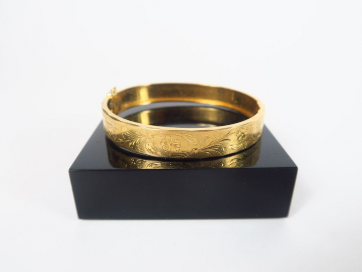 Bracelet manchette en or.  Poids. 21,3 gr