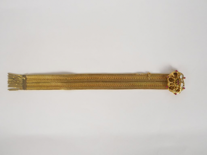 Bracelet Napoléon III en or, maille tressée et huit rubis. Poids tel. 