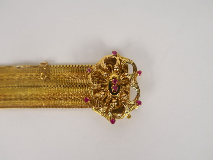 Bracelet Napoléon III en or, maille tressée et huit rubis. Poids tel. 