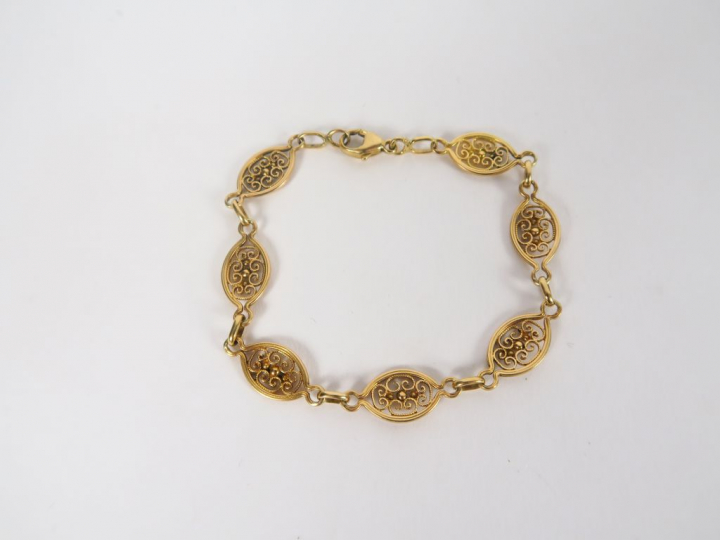 Bracelet en or filigrané.  Poids. 9 gr