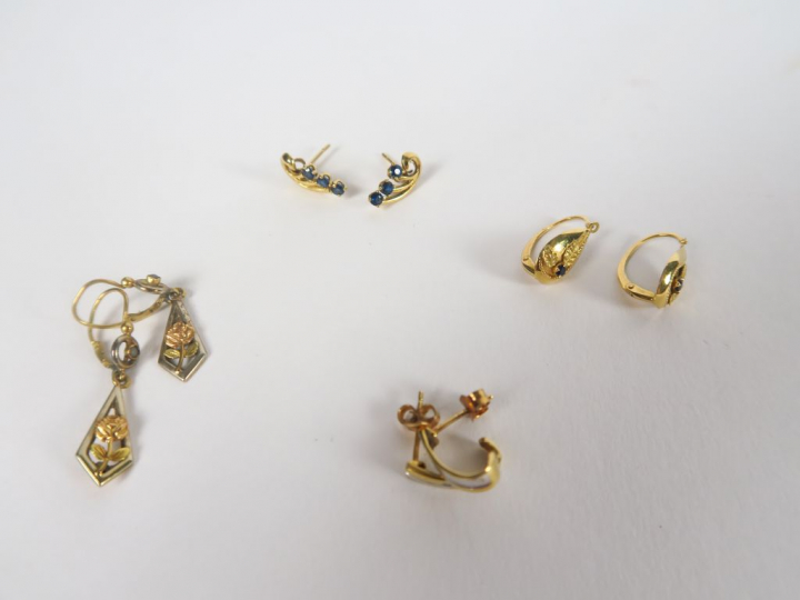 Ensemble comprenant :  - une paire de perces oreilles deux tons d'or e