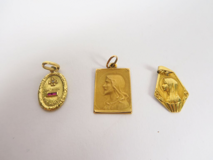 Ensemble de trois médailles en or.  Poids. 7,9 gr