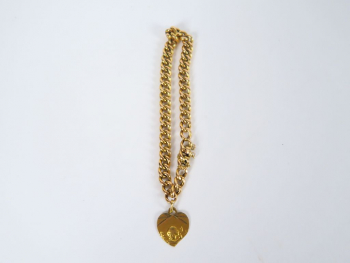 Bracelet en or, maille gourmette, retenant une médaille avec un ange. 