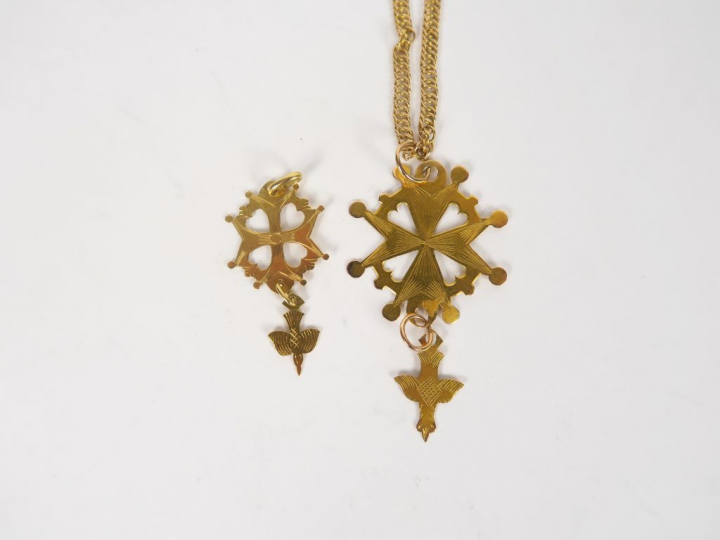 Chaine et deux pendentifs en forme de croix huguenote en or jaune. Poi