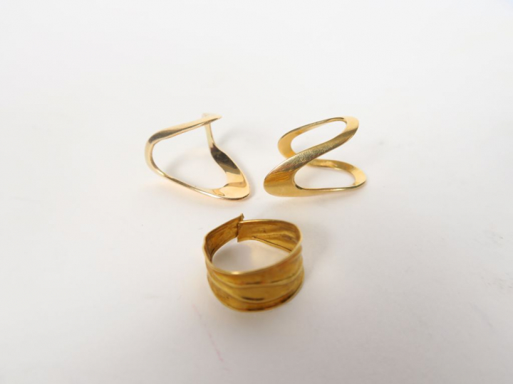 Deux différentes bagues en or jaune (une accidentée). Poids. 5,81 gr O