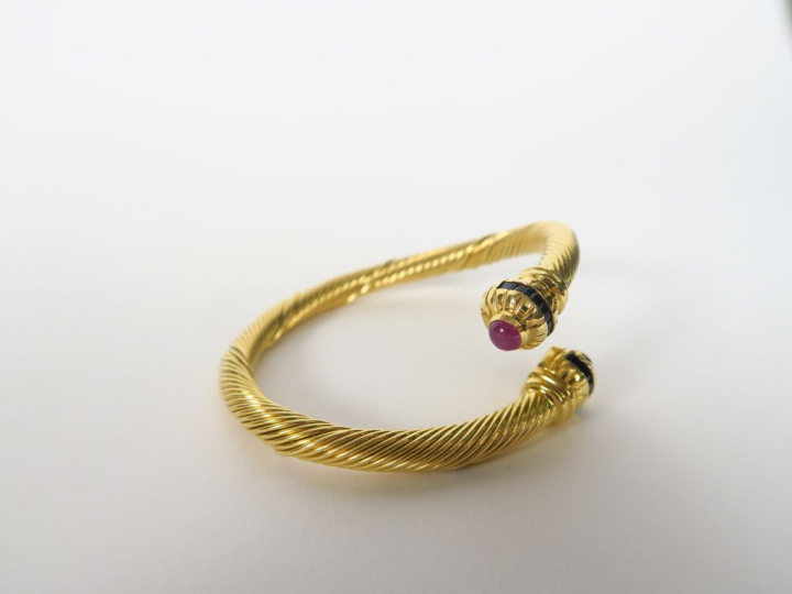 Bracelet torsadé en or jaune, orné de petits saphirs et de rubis en ca