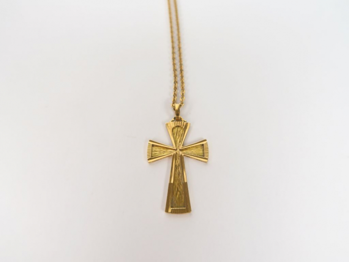 Chaine et son pendentif en forme de croix en or jaune. Poids. 9,07 gr