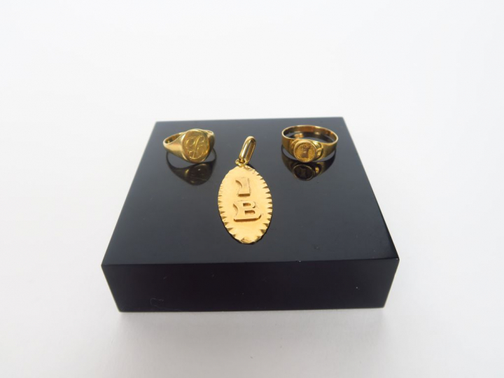 Lot comprenant : un pendentif et deux petites bagues chevalière en or 