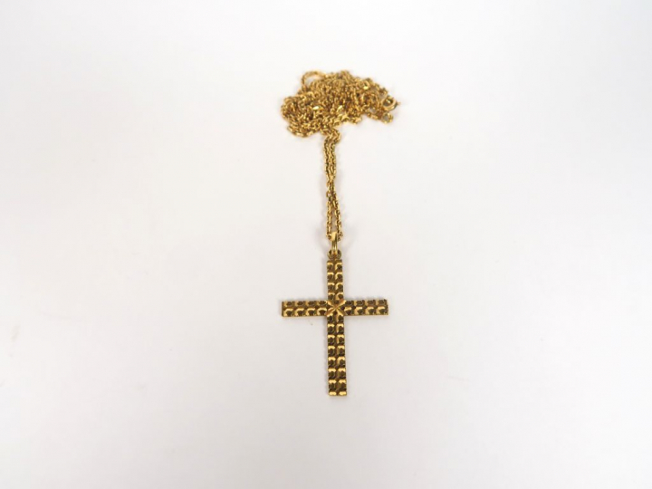 Chaine en or jaune, maille forçat.  On y joint un pendentif en forme d