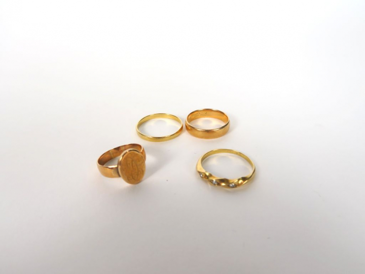 Lot comprenant : deux alliances et une bague chevalière en or. On y jo