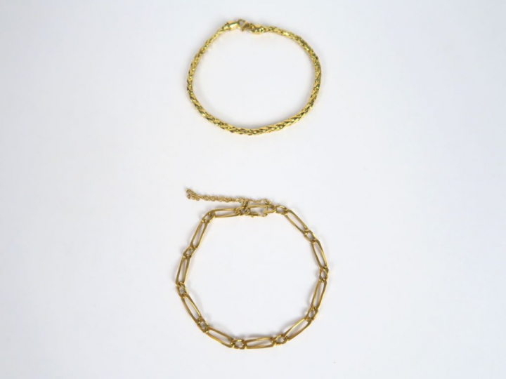 Lot comprenant :  - un bracelet en or jaune, maille palmier. - un brac